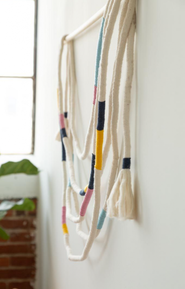 Hiasan Dinding dengan Tali Tali Tua